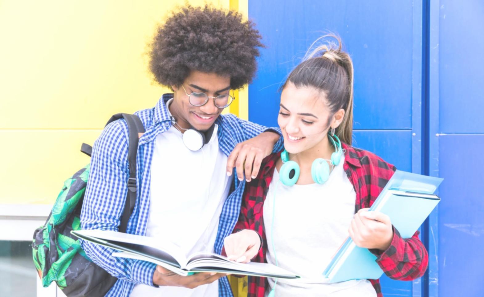 Étudiants internationaux travaillant ensemble sur des projets financiers