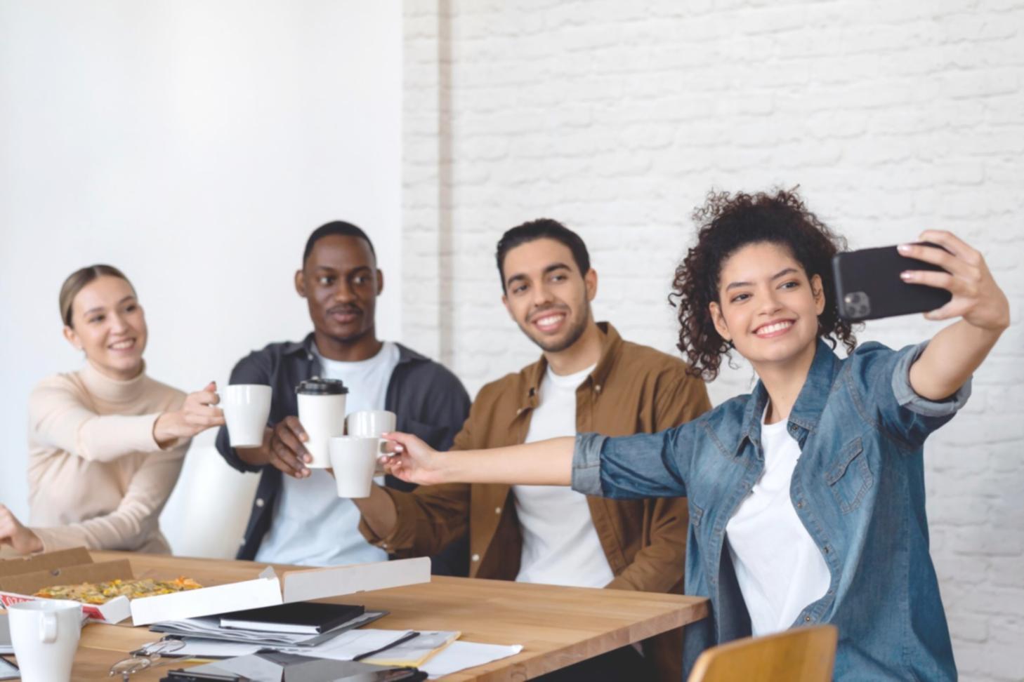 Étudiants travaillant sur des analyses financières