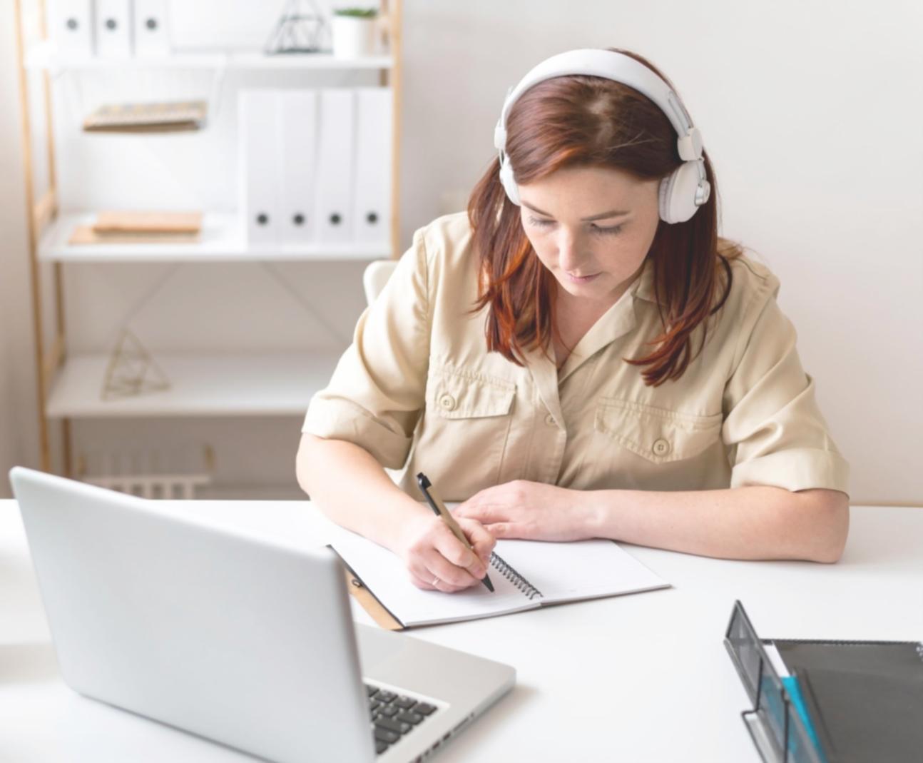 Personne analysant ses documents financiers